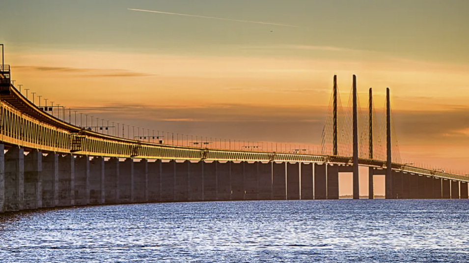 Modelithe . The bridge between agile for startups and larg-scale methods for multi-cultural enterprises